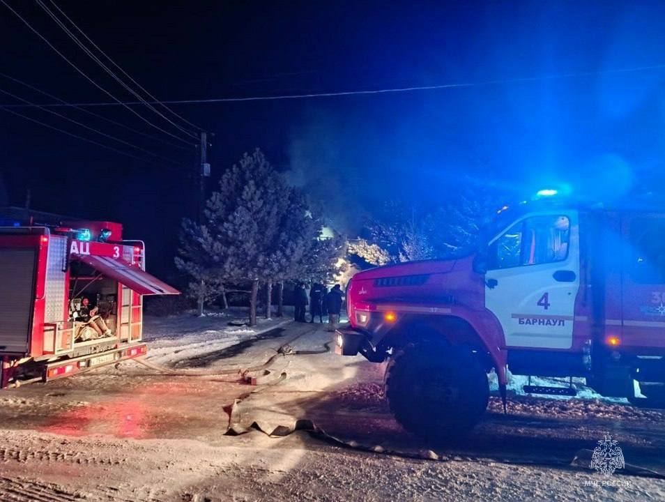 В пригороде Барнаула потушили крупный пожар  В поселке Казенная Заимка потушили пожар в частном двухэтажном доме и пристроенном к нему гараже.  Инцидент случился ночью 26 ноября на улице Арбатской. На месте работали 25 человек личного состава и 7 автоцистерн. На момент прибытия пожарных шел дым из-под кровли гаража – была угроза перехода огня на дом.  "В результате четких действий удалось ликвидировать горение на площади 100 квадратных метров. Подразделениями эвакуирован один газовый баллон", – рассказали в ведомстве.  Все жильцы успели покинуть дом самостоятельно. Предварительная причина случившегося – нарушение правил монтажа электрооборудования.   Вероятно, произошло короткое замыкание электропроводки в гараже.    Амик