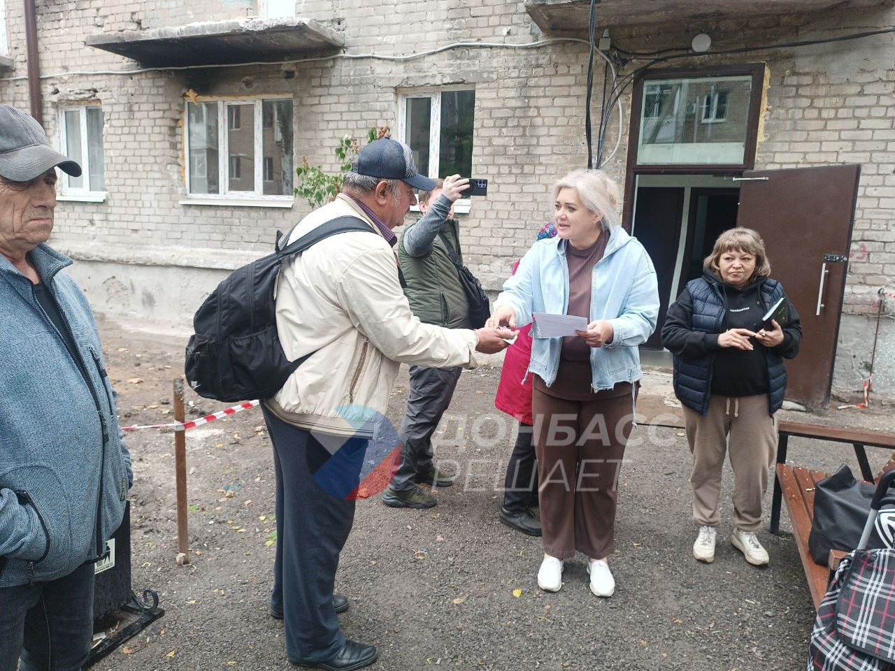 В Авдеевке сегодня завершили заселение третьего восстановленного дома: ключи от квартир получили девять семей. «Еще 16 человек попрощались с «подвальным существованием» и вернулись к цивилизации», – вручая ключи, сказала начальник Авдеевского территориального отдела администрации округа Марина Асеева. Дома восстанавливает Ямало-Ненецкий автономный округ. #Авдеевка #Восстановление #ЯМАО Подписывайтесь на "Донбасс решает".
