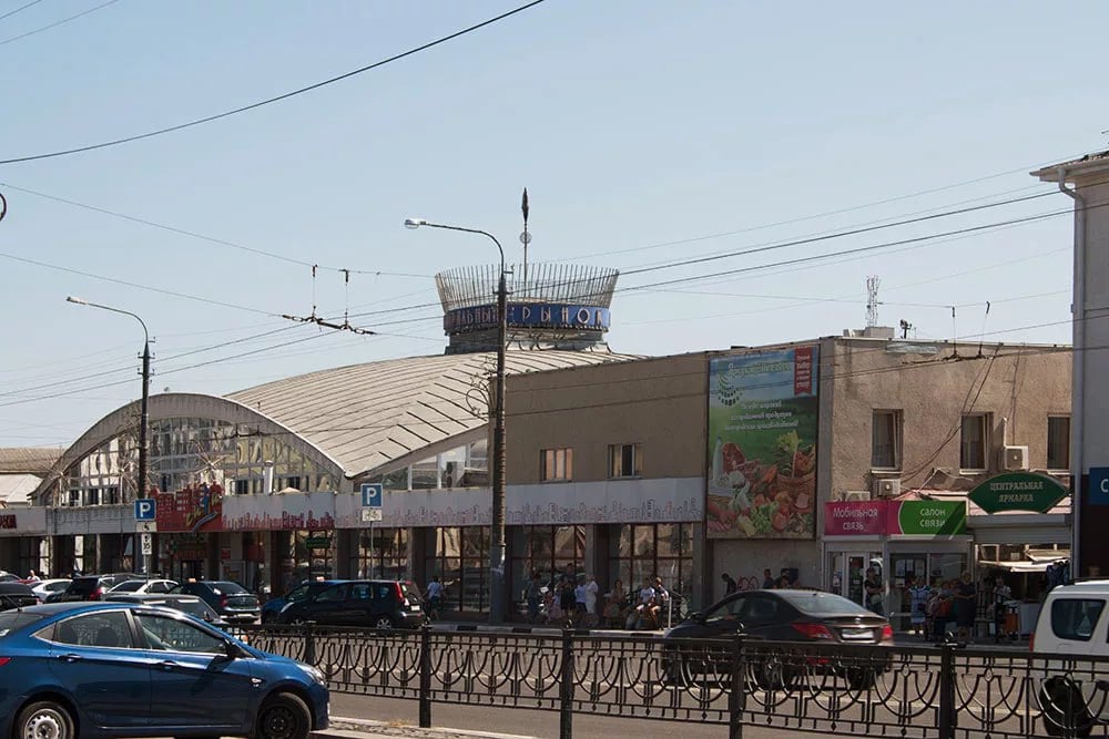 В Белгороде задержали владельца Центрального рынка и рынка «Мирный» по подозрению в получении взятки.  Теюб Гусейнов пытался дать взятку сотруднику полиции после того, как его 17-летнего сына задержали за рулём автомобиля BMW без прав.  «Бел.ру» пишет, что пять лет назад за вождение без прав задерживали и другого 17-летнего сына Теюба. После этого отец купил ему новый автомобиль Bentley, который теперь ездит по Белгороду без регистрационных знаков.