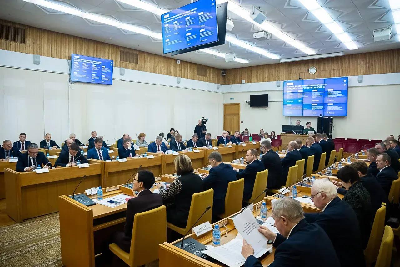 В Калуге прошел Совет глав муниципалитетов области На заседании подвели итоги года Обсуждался ожидаемый прирост промышленного производства на уровне 13 14 По этой динамике Калужская область входит в тройку лидеров в России Также сохраняются прочные позиции в сельском хозяйстве хорошая динамика реализации нацпроектов Приоритетом для региона остается поддержка участников СВО и их семей Уделяется внимание трудоустройству ветеранов спецоперации Выполняем все социальные обязательства перед жителями В следующем году до 300 млн рублей увеличим финансирование местных инициатив до 150 млн школьных Жители обращаются к нам по волнующим вопросам Да не все удается сделать сразу И тут важна полная вовлеченность муниципальных команд в решение задач которые улучшают жизнь людей добавил губернатор Владислав Шапша Подписаться Прислать новость