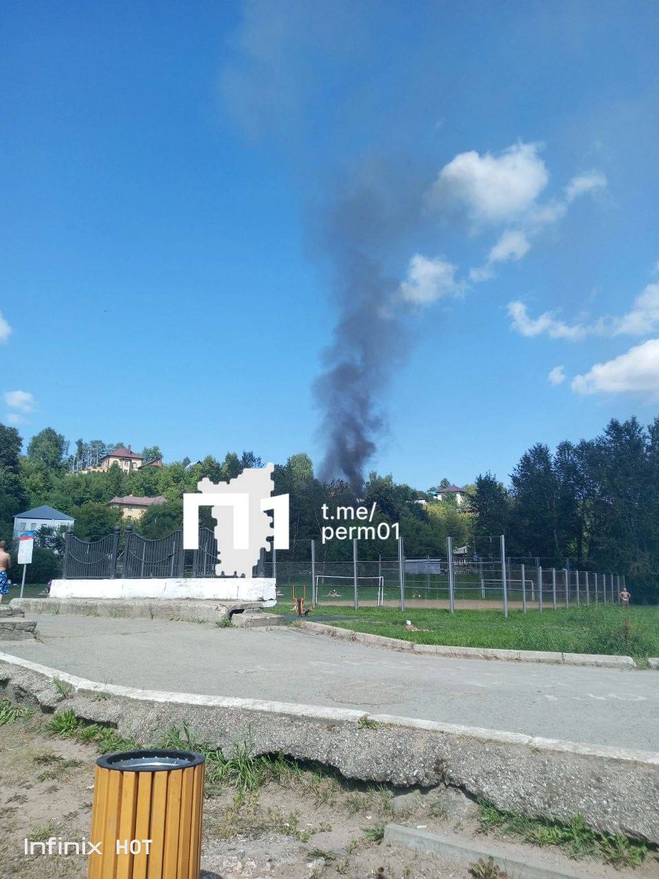 У пермского пляжа загорелась заброшка.  Сегодня днем загорелся нежилой деревянный дом в Мотовилихе, около пруда на ул.Бузинская, сообщает МЧС. Прибывшие на место пожарные потушили  возгорание. По оперативным данным, пострадавших и погибших нет.  Площадь пожара составила 60 кв.м. Информация еще уточняется. Сейчас сотрудники МЧС проводят проверку, устанавливают обстоятельства и причины случившегося.