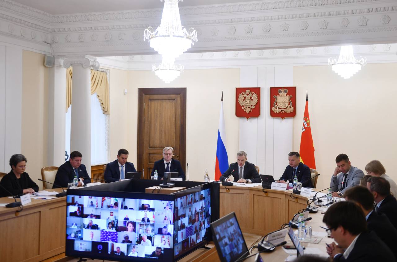 На заседании Правительства области обсудили вопрос обеспечения жильем детей-сирот и детей, оставшихся без попечения родителей. Понимаю, насколько важно предоставить им комфортное жилье, чтобы молодые люди чувствовали себя уверенно, могли развиваться профессионально и строить свое будущее.  Ведем комплексную работу в этом направлении. До конца года за счет регионального бюджета приобретем 279 квартир для детей-сирот в 25 муниципальных округах, 16 квартир – на федеральные средства в Смоленском, Починковском и Кардымовском округах. В выборе жилья отдаем предпочтение новым домам.  Кроме того, предоставим 20 сертификатов на выплату детям-сиротам, достигшим возраста 23 лет, чтобы помочь им приобрести благоустроенное жилье, которое они выберут самостоятельно. Размер сертификата – 2,6 млн руб.   Всего за этот год охватим мерами поддержки и обеспечим жильём свыше 300 детей-сирот по всей области. Каждого из них мы обязаны окружить заботой и вниманием. Наша цель — обеспечить всех детей-сирот и детей, оставшихся без попечения родителей, жильем до конца 2027 года. Продолжим эту работу, не снижая темп.