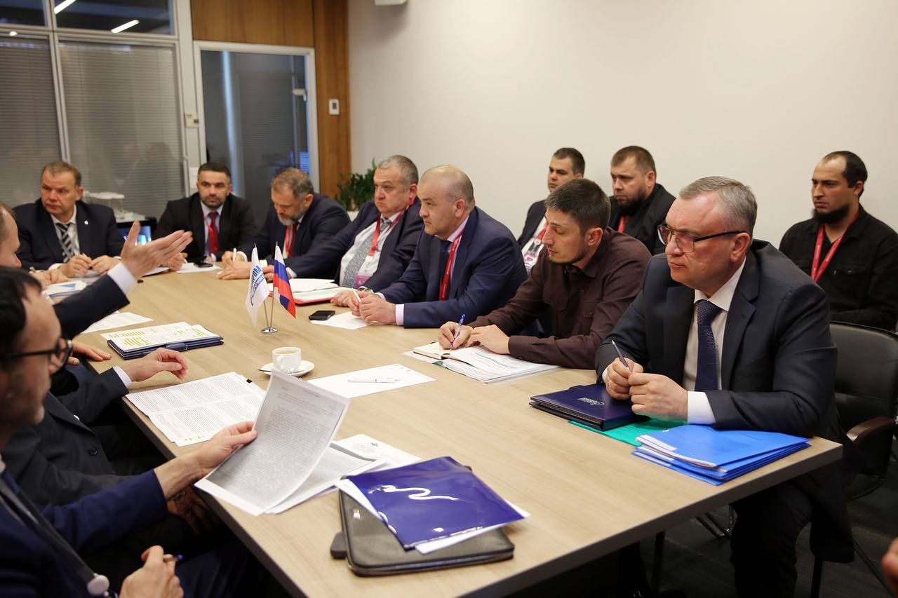 В рамках КИФ-2025 состоялось рабочее совещание руководства «Газпром межрегионгаз» с генеральными директорами газораспределительных организаций Северо-Кавказского федерального округа. Основной темой обсуждения стал ход реализации региональных программ газификации на 2021–2025 годы и подготовка к формированию планов на следующий период – 2026–2030. В ходе совещания была отмечена важность своевременного выполнения текущих задач в рамках Президентского поручения по газификации России. Для успешной подготовки новых проектов необходимо в первую очередь разработать и утвердить в каждом субъекте СКФО Схемы расположения объектов газовой инфраструктуры. Эти документы станут основой для планирования дальнейшей работы в регионах. Особое внимание уделено синхронизации действий между компаниями Группы «Газпром межрегионгаз», региональными операторами и органами власти для повышения эффективности работ по газификации и догазификации. #КИФ_2025 #совещание