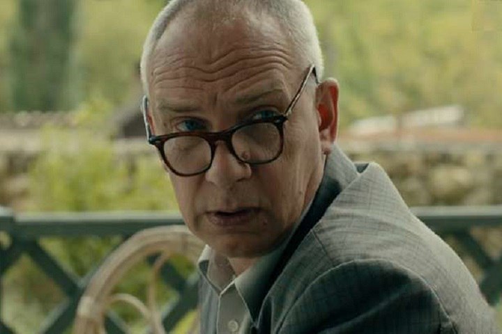 Киносемья Жигунова снова в беде серьезно болен актер Дмитрий Поднозов звезда сериала Гурзуф Актеру диагностировали рак легких с метастазами в мозг Об этом сообщил продюсер Сергей Жигунов Всвоем Telegram канале он опубликовал обращение коллег из Санкт Петербургского драматического театра Особняк художественным руководителем которого является Поднозов и попросил подписчиков присоединиться к сбору на лечение который открыла супруга Дмитрия События развиваются очень быстро и сейчас еще не до конца понятно какое именно лечение и в каком порядке будет проводиться написал Жигунов В фильмографии Дмитрия Поднозова более двухсот ролей в кино В 2018 году на экраны вышел детективный сериал Гурзуф в котором Поднозов сыграл следователя События происходят на южном берегу Крыму в июне 1965 года Местами для съемок стали Артек Алупка Бахчисарай Симеиз а также Симферопольский железнодорожный вокзал Фото кадр из фильма Гурзуф kino teatr ru Подписывайся на truekpcrimea