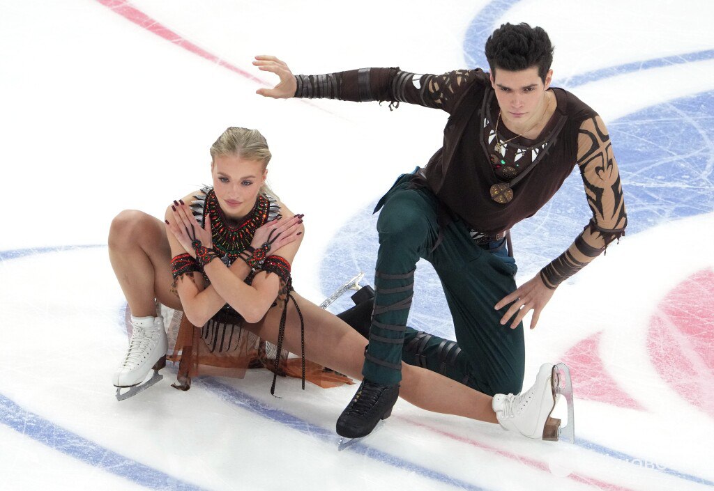 Леонтьева и Горелкин снялись с этапа Гран при в Москве из за операции партнерши У Сони к сожалению случился порез руки во время проката произвольного танца сказал тренер дуэта Александр Свинин Они его докатали и порез был не очень глубокий поэтому сначала ничего критичного не было Но затем в ране пошла инфекция Из за этого Соне пришлось перенести небольшую операцию и сейчас она все еще находится в больнице Танцевальный дуэт заменили Александра Шинкаренко и Михаил Антонов Подписывайтесь на РИА Новости Спорт в MAX