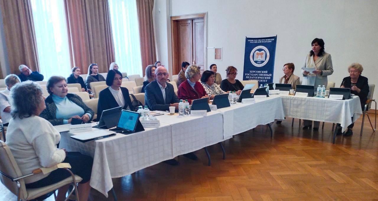 В Херсонском государственном педагогическом университете прошло первое заседание диссертационного совета Теперь аспиранты и соискатели учёных степеней смогут защищать кандидатские и докторские диссертации прямо в университете Создание совета делает Херсонский университет не только учебным но и научным центром Это даёт преподавателям и студентам больше возможностей для роста и исследований Для молодых учёных это шанс строить карьеру в родном регионе и развивать местную науку