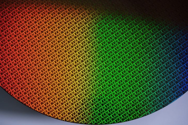 Intel откладывает запуск 18A HVM-производство по техпроцессу Intel 18A перенесено на 2026 год из-за низкой рентабельности 55–65% Компания не готова выпускать чипы с низким выходом годной продукции и хочет довести процесс до почти идеального уровня. Технические детали: +25% частоты при том же энергопотреблении или −36% потребления при той же частоте +30% плотности транзисторов Цель — конкуренция с TSMC и снижение убытков Panther Lake: 25 Вт H , до 64 Вт PL2 Похоже кто то упустит рынок Участвуй в розыгрыше ноутбука Наши каналы #Intеl