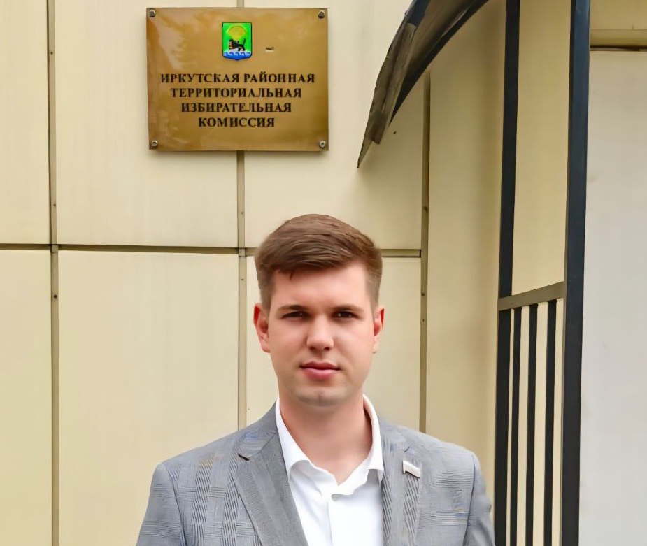 На выборах мэра Иркутского района единоросс-самовыдвиженец пойдет против действующего мэра В Иркутской области уже во втором муниципалитете после Братска складывается конфигурация, когда партиец от «Единой России» самовыдвигается против действующего мэра от «Единой России». В обоих случаях применялись сомнительные инструменты праймериз, дискредитирующие саму идею предварительного отбора сильнейшего кандидата от партии «Единая Россия». В обоих случаях избирательная кампания планировалась как победа в одну калитку с помощью давления административного ресурса. В обоих случаях существовал конфликт активных и довольно агрессивных деловых элит с забронзовевшей администрацией муниципалитета. В обоих случаях против действующего мэра от "Единой России" собирается широкая многопартийная коалиция. От регистрации кандидатом на выборы мэра Иркутского района Константина Бушуева отделяет 700 подписей в Иркутском районе чуть больше 140 тысяч избирателей, почти как в Иркутске — так что пока рано говорить о том, что у Леонида Фролова реальные проблемы. Насколько известно, избирательные комиссии в Иркутском районе — управляемые, а при объеме 700+ подписей признать недействительными необходимое количество — вопрос техники. Но если Бушуеву все-таки удастся зарегистрироваться — нас ждет повторение Братской кампании.