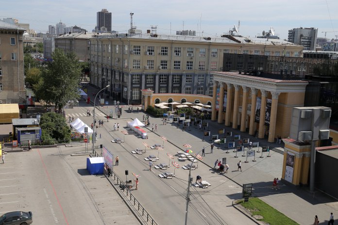 Городские власти отменили конкурс на дизайн-проект пешеходной зоны улицы Ленина, анонсированный в конце июля в телеграм-канале мэра Новосибирска Максима Кудрявцева. Соответствующее решение опубликовано в карточке закупки.  Напомним, что электронный аукцион «Выполнение работ по актуализации дизайн-проекта по объекту «Транзитно-рекреационная зона по улице Ленина  от площади имени Ленина до проспекта Димитрова, включая площадь имени Ленина » с начальной ценой в 9,7 млн рублей был объявлен в Новосибирске 22 июля 2025 года. В день окончания подачи заявок, 7 августа, опубликован документ об отмене конкурса.  Согласно информации сервиса BicoTender, отмену определения поставщика инициировал заказчик закупки муниципальное казенное учреждение города Новосибирска «Управление дорожного строительства»  МКУ «УДС» . Подробнее по ссылке