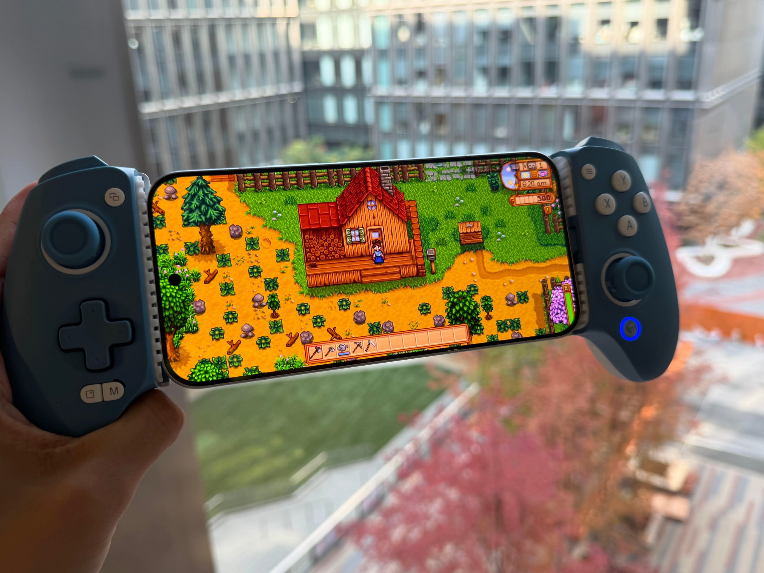 Xiaomi разрешила запускать Steam игры на своих смартфонах но есть нюансы Компания выпустила обновление Игрового центра но пока только для смартфонов серии REDMI K90 Они получили возможность полноценного запуска игр из Steam с поддержкой контроллеров и достижений Разумеется речь идет об эмуляторе уровня WinPlay но и тут есть нюансы пока официально запускаются только три игры Hollow Knight Hollow Knight Silksong и Stardew Valley Xiaomi предупреждает что речь идет о бета тесте и компания собирает отзывы Если всё будет отлично возможно библиотека игр и поддерживаемых устройств станет больше Мой Компьютер