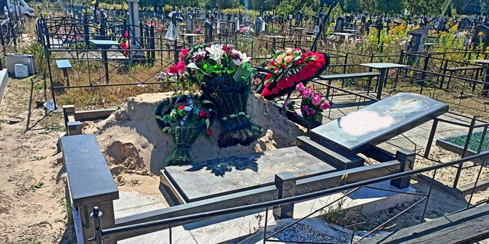 Мужчина разгромил чужую могилу из за обиды на покойника В Добруше женщина пришла на кладбище и увидела что крест и памятник на могиле ее родственников повредили Она обратилась в милицию Судмедэксперты нашли следы обуви и окурок по ним установили подозреваемого Им оказался местный житель Он признался что вспомнил старую ссору со знакомыми семьи и сорвал злость На мужчину завели уголовное дело за надругательство над могилой Ему грозит до трех лет лишения свободы