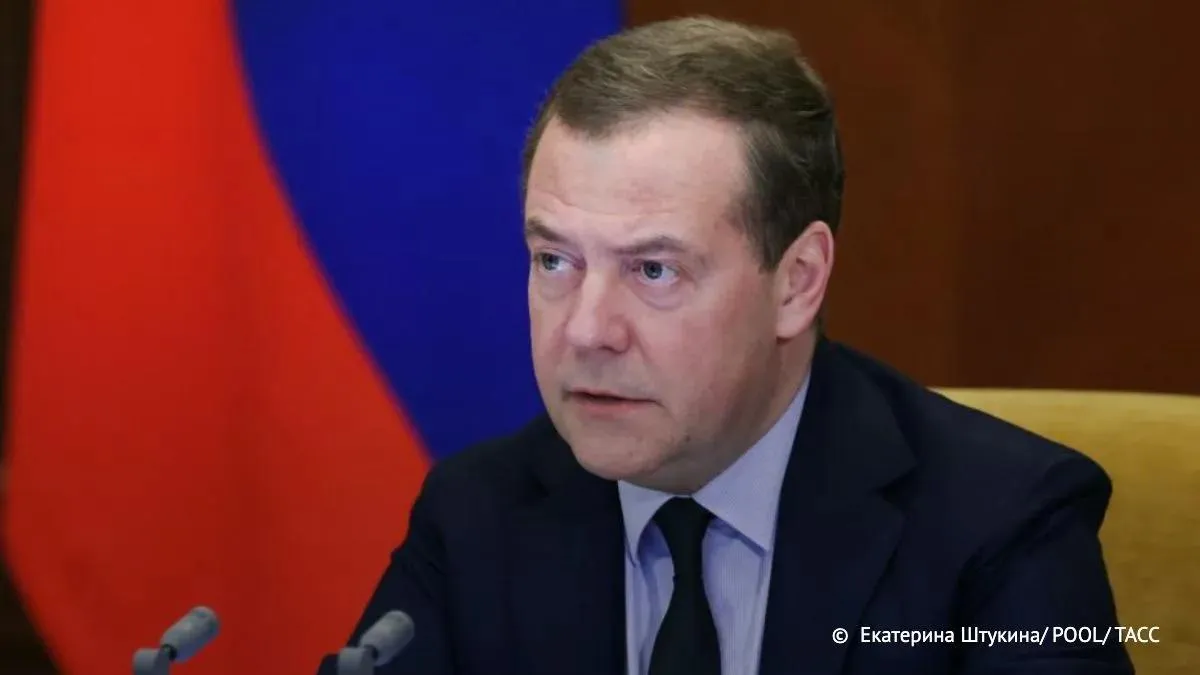 Медведев вспомнил как в 1990 е здания детсадов выкупали для офисов Потом когда жизнь стала более менее налаживаться оказалось что у нас сеть детских садов ну и ясельных естественно групп разрушена И вот с тех пор мы эту задачу решаем Подпишитесь и будьте в курсе что по недвижимости chtonedvizh недвижимость