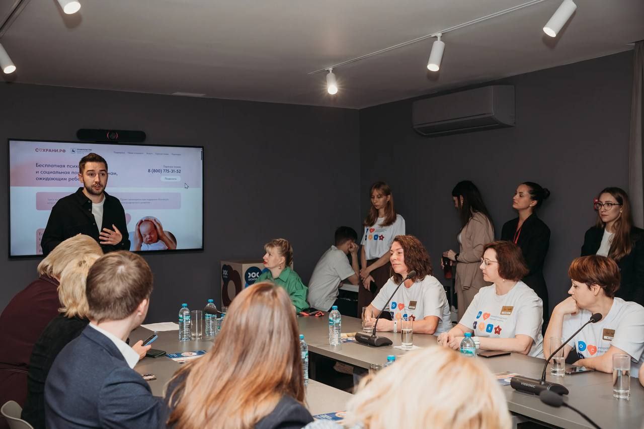 В Нижегородской области запустили горячую линию для послеродовых консультаций. Ранее женщинам, которые переезжали между районами или из другого региона, такая опция была почти недоступна.   Обратиться к бесплатному специалисту могут также женщины с проблемами бесплодия, послеродовой депрессией и пары, переживающие кризис внутри семьи — независимо от прикрепления к консультации.  Раньше помощь зависела от прописки, теперь от интернета.