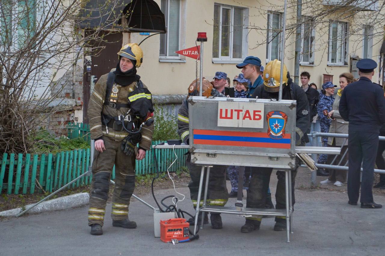 Эвакуация и спасение пострадавших: в Архангельске прошли пожарно-тактические учения на здании Росгвардии Пожарно-тактическое учение, направленное на повышение эффективности взаимодействия оперативных служб в условиях чрезвычайных ситуаций, накануне прошло на территории областного здания Росгвардии. В учениях приняли участие пожарные подразделения Главного управления МЧС России по Архангельской области, а также сотрудники вневедомственной охраны и бригада скорой медицинской помощи. По замыслу, возгорание произошло в одном из кабинетов административного здания. Для большего приближения к реальным условиям применялся дымогенератор. Несмотря на то, что персонал оперативно и грамотно эвакуировался из здания, часть людей оказалась заблокирована в задымленных помещениях. Звенья ГДЗС быстро нашли и спасли людей. Пожарные ликвидировали возгорание на 28 квадратных метрах.