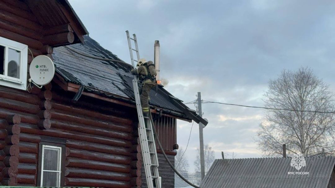 В 19:56 пожар локализован Была угроза распространения огня на соседние дома. Благодаря грамотным действиям пожарных, распространения огня не допущено. Пострадавших нет. Смотри фотографии с места события.