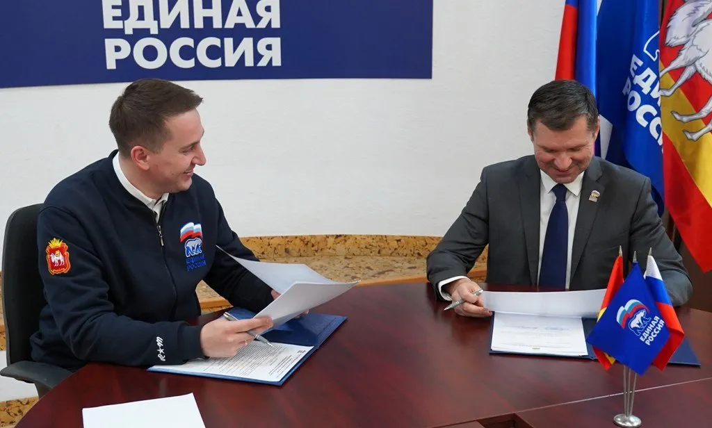 Спикер челябинской городской думы Сергей Буяков намерен побороться за место в Госдуме Он официально подал заявление на участие в праймериз Единой России которое проводится в рамках подготовки к выборам в Государственную думу РФ Политик занимающий должность заместителя секретаря регионального отделения партии по проектной деятельности прошёл регистрацию для участия в предварительном голосовании В случае успешного прохождения этой процедуры он сможет претендовать на право представлять интересы жителей Челябинской области в Госдуме в рамках федерального избирательного округа Буяков отметил значимость участия в предварительном голосовании для челябинцев и всех жителей Южного Урала Мы подводим некие итоги своей работы рассказываем о достижениях о проблемах с которыми пришлось столкнуться И конечно же о своих планах что мы хотим поменять как мы хотим улучшить жизнь жителей нашей области и родного города поделился он Eoblast в Телеграм в МАХ