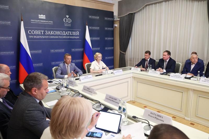 На заседании Президиума Совета законодателей Российской Федерации обсудили два ключевых вопроса: Социальная поддержка участников специальной военной операции и членов их семей. Создание условий для преференциальных режимов на территориях Дальнего Востока и Арктики. Поддержка участников СВО. Это приоритетная задача всех уровней власти. Президент России Владимир Путин неоднократно подчеркивал: поддержка защитников Отечества – святая обязанность государства. Уже принято более 130 законов, ещё около 25 рассматриваются в Госдуме. Мосгордума уделяет этой теме особое внимание. В апреле был принят важный федеральный закон: статус ветерана боевых действий теперь распространяется и на военнослужащих, выполняющих боевые задачи в Курской области. Отдельно подчеркну: положения этого закона во многом основаны на предложениях, разработанных в Московской городской Думе. Сегодня важно сформировать единый проактивный стандарт предоставления помощи для всех регионов: медицинское сопровождение, реабилитация, помощь семьям, трудоустройство, переобучение. Особое внимание – вовлечению участников СВО в государственную и муниципальную службу. Развитие Дальнего Востока и Арктики. Этот вопрос уже стал традиционным в повестке Совета законодателей. Развитие макрорегионов – стратегический приоритет на весь XXI век. Среди ключевых задач – формирование условий для реального снижения цен на товары и услуги, поддержка северного завоза, развитие инфраструктуры. Вопросы непростые, но очень важные. Только в тесной координации федеральных и региональных законодателей можно добиться ощутимых, системных результатов.