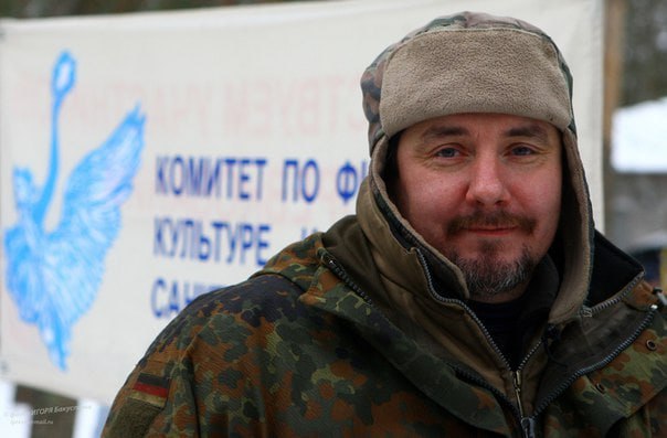 «Выполняя государственный контракт по созданию спортивной карты, погиб от рук военных». Во Владимирской области погиб один из ведущих составителей спортивных карт. Его жена заявила, что к гибели причастны военные. 21 апреля Федерация спортивного ориентирования Ленобласти сообщила о гибели составителя карт для этого вида спорта, 52-летнего Константина Токмакова. Подробностей его смерти в федерации не раскрыли, назвав гибель «огромной потерей для ФСОР». Несколько дней спустя жена Константина Полина заявила в одном из чатов, посвящённых спортивному ориентированию, что муж «погиб от рук военных», а произошло это, когда он работал над выполнением госконтракта. Преступники задержаны, идёт следствие. Женщина не стала рассказывать «Осторожно, новости» обстоятельства гибели мужчины, однако по данным «Медиазоны» иноагент , Токмакова избили двое военных, когда он рисовал карту рядом с воинской частью. После этого его бросили умирать в лесу. Он передал свои координаты соратникам и дал сигнал спасения, но помощь не пришла.