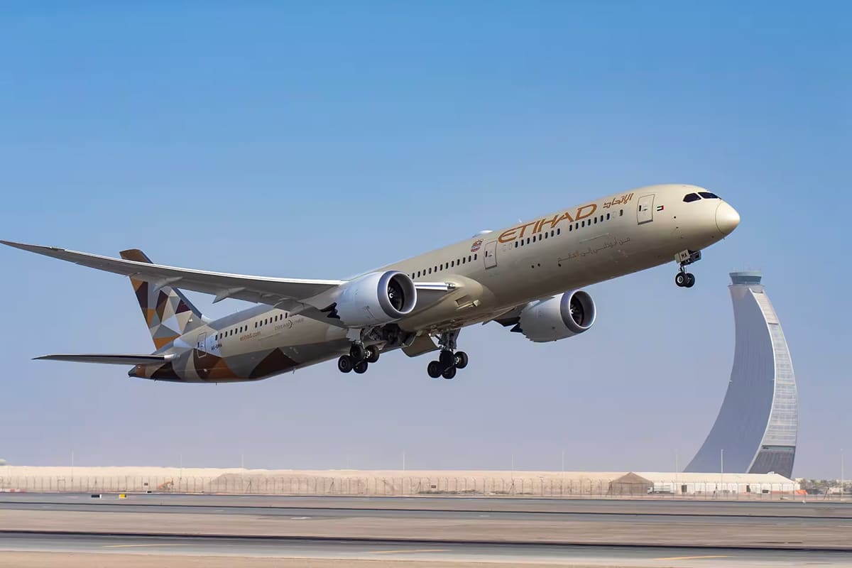 С 4 декабря Etihad начнет летать в Казань. В 2026 году к сети направлений также добавятся польский Краков и Салала  Оман .  А уже сейчас пассажирам, которые летят из Абу-Даби в Малагу, Анталью, Ниццу, Эль-Аламейн и на греческие острова, раздают летние подарки: сумки-холодильники, надувные пляжные мячи, бутылки для воды и другие вещи, которые пригодятся на отдыхе.