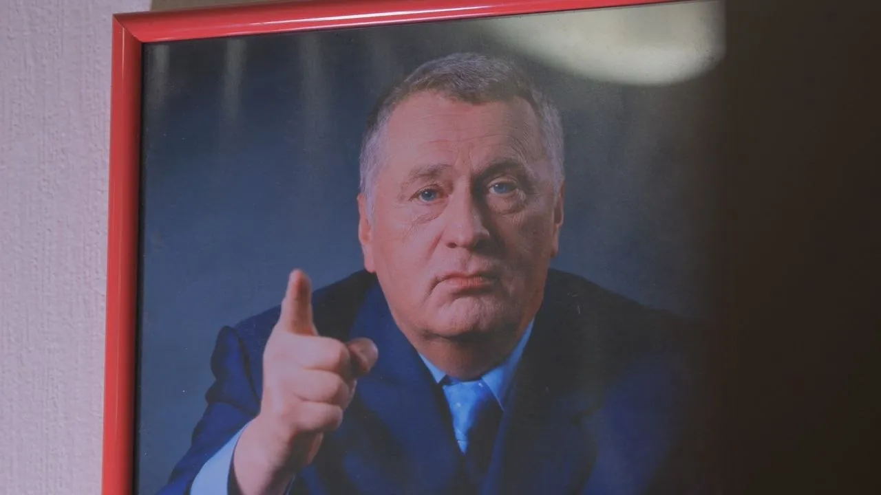 В Уфе появится улица Жириновского Депутаты горсовета приняли такое решение единогласно Появление улицы Жириновского власти объяснили выполнением указа Путина о праздновании 80 летия основателя ЛДПР и сохранении памяти о политике многие годы работавшем на благо страны Ранее в Уфе дважды провели опрос населения о том нужна ли городу улица Жириновского Первый раз большинство проголосовало против этого Однако в ходе повторного опроса проведенного через несколько месяцев результат оказался уже противоположным   Подписывайтесь на Расстригу
