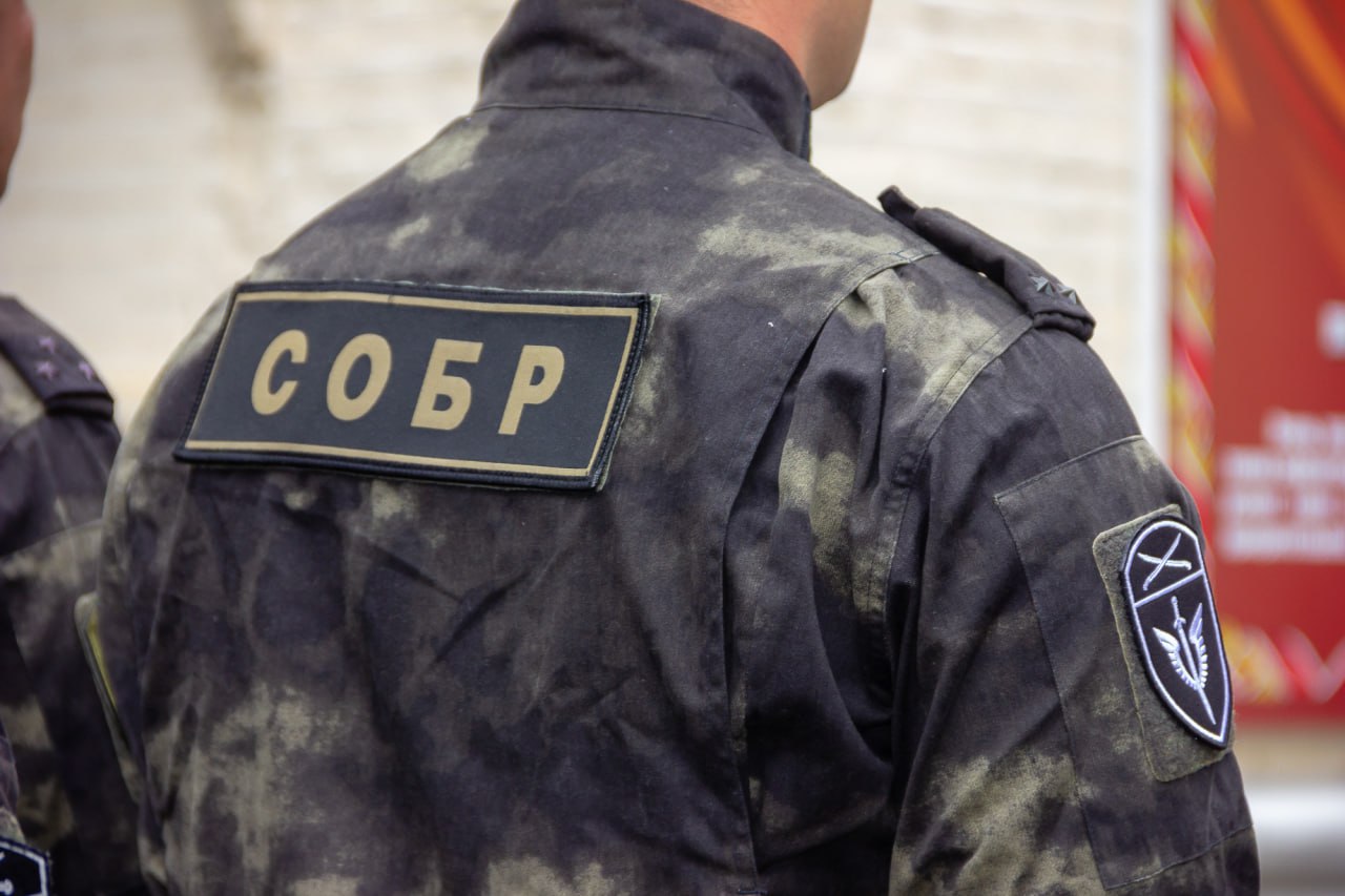 На Кубани сотрудники СОБР Росгвардии оказали помощь пострадавшей в ДТП женщине Сотрудники СОБР «Беркут-Юг» Главного управления Росгвардии по Краснодарскому краю стали очевидцами последствий аварии, которая произошла на автодороге Краснодар – Ейск. В результате ДТП пострадала 38-летняя женщина. Стражи правопорядка вытащили ее из поврежденной машины, перенесли на обочину и оказали доврачебную помощь, наложив кровоостанавливающий жгут. Спецназовцы Росгвардии находились рядом с пострадавшей до прибытия бригады скорой. #Росгвардия #Кубань