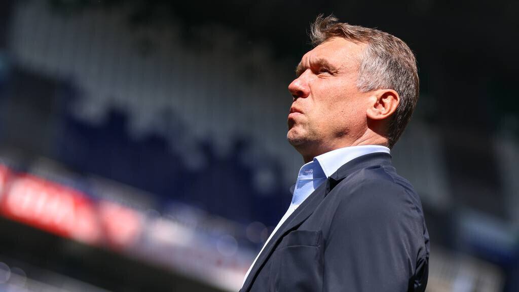 Руководство московского Спартака попросило представителей Талалаева больше не предлагать им Андрея Викторовича на пост главного тренера красно белых По словам источников у Френсиса Кахигао состоялся разговор с представителями Талалаева речь идет о партнерах SILA Lawyers именно они помогают Талалаеву во время которого спортдир Спартака сообщил своим собеседникам что красно белым главный тренер Балтики не нужен и попросил больше не предлагать его Спартаку По данным Мутко против главным аргументом Кахигао был тот факт что футбол Балтики не подходит Спартаку Таким образом появление Талалаева в Спартаке практически исключено по крайней мере пока там работает Кахигао Так что в этот раз названивать из Спартака вряд ли кто то будет