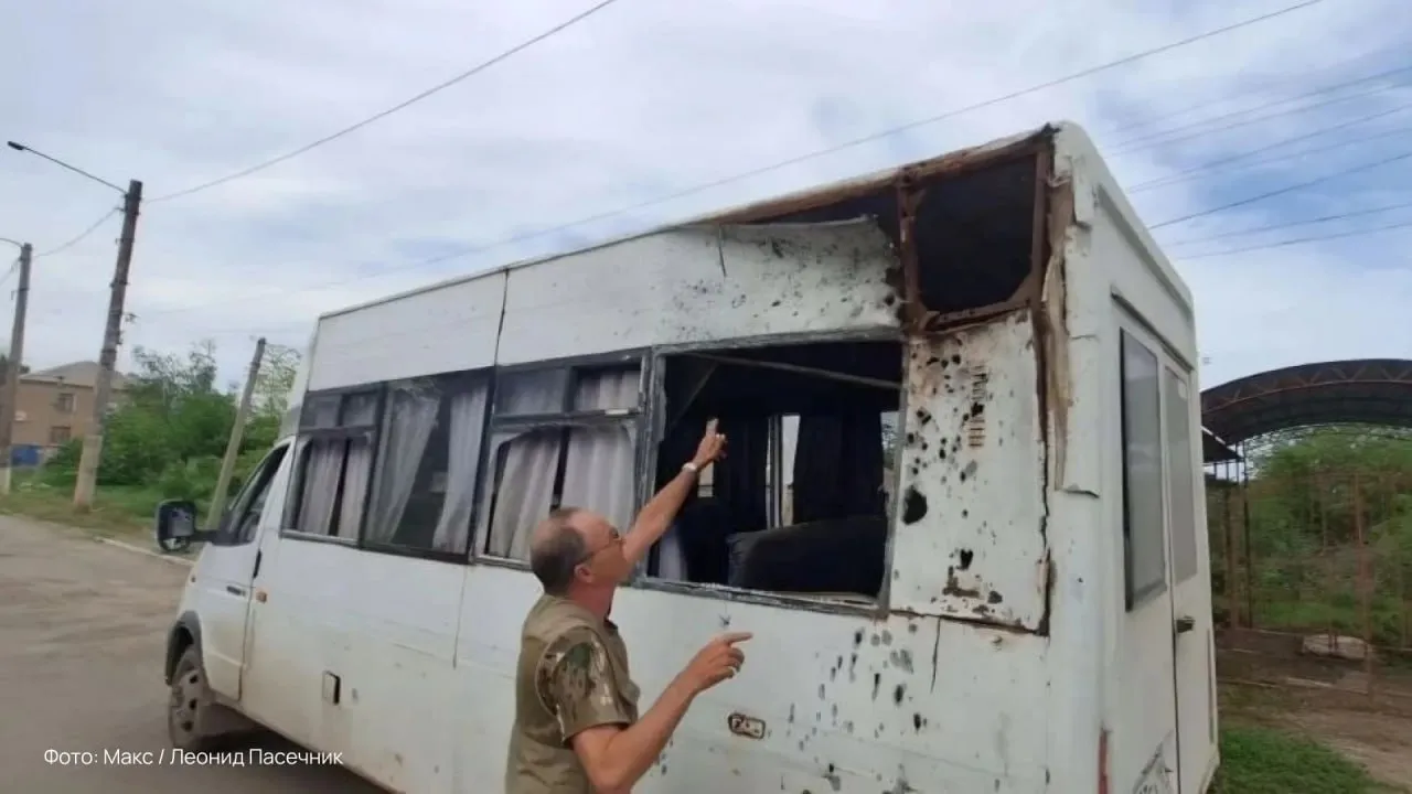 Боевики ВСУ убили девочку накануне ее 18 летия Дрон камикадзе влетел в забитый людьми рейсовый автобус Лисичанск Северодонецк Погибла 17 летняя пассажирка еще двое ранены Через 10 дней девочка могла отпраздновать совершеннолетие сообщил глава ЛНР Леонид Пасечник Словами не выразить какое это горе для родителей написал он Подпишитесь на Абзац в Максе