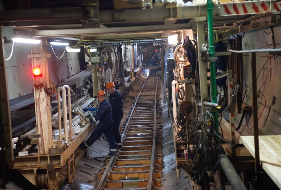 Главгосэкспертиза выдала положительное заключение на проектную документацию для строительства станций метро в Красноярске Ее разработал генподрядчик ГК Моспроект 3 Первая линия включит шесть остановочных пунктов В их числе четыре подземных мелкого заложения Высотная Вокзальная Площадь Революции и Улица Карла Маркса один подземный глубокого заложения Улица Копылова и один наземный Улица Шахтеров Длина всех шести платформ островного типа составит 60 м Влад Некрасов Коммерсантъ  Подписывайтесь на Ъ Сибирь