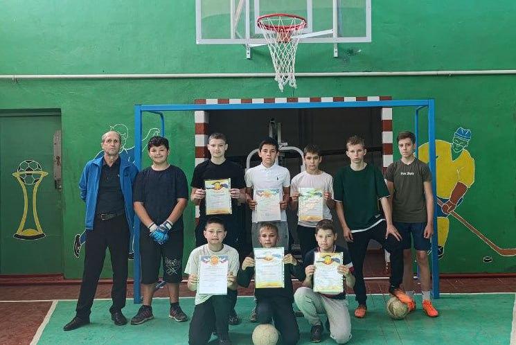«Кожаный мяч»: турнир по футболу На базе Таврийской школы Скадовского МО прошёл турнир по футболу «Кожаный мяч», организованный физруком школы и тренером по футболу команды «Джарылгач» Александром Демянюком. Турнир «Кожаный мяч» стал отличной платформой для молодых футболистов, позволяя им испытать свои силы на поле, продемонстрировать командный дух и индивидуальные навыки. Все участники получили возможность не только сыграть, но и научиться чему-то новому у более опытных игроков. Главным итогом турнира стало не только выявление лучших команд, но и дружба, сплочённость детей, которые имеют общую страсть к футболу. Благодаря таким мероприятиям, как «Кожаный мяч», дети могут не только развивать свои спортивные навыки, но и получать ценный опыт взаимодействия в команде.