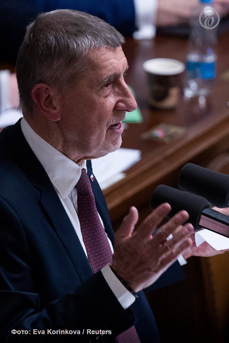 Правительство Чехии во главе с миллиардером Андреем Бабишем получило вотум доверия в нижней палате парламента после самых длительных в истории страны дебатов 26 часов Новый кабинет обещает гражданам снижение пенсионного возраста до 65 лет повышение пенсий удешевление ипотеки и энергии а также борьбу с нелегальной миграцией Внешнеполитический курс резко меняется Прага планирует сократить поддержку Украины свернуть поставки боеприпасов лишить льгот украинских беженцев и отказаться от репарационного кредита за счет замороженных российских активов В ЕС опасаются что Чехия примкнет к нарушителям спокойствия Венгрии и Словакии однако Андрей Бабиш называет свою позицию не пророссийской а прагматичной и ориентированной на национальные интересы Подписывайтесь на Ъ Оставляйте бусты