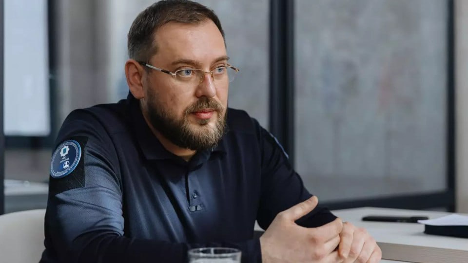Около 63 тысяч человек числятся пропавшими без вести на Украине, из них около 10 тысяч находятся в плену, заявил украинский уполномоченный по вопросам пропавших без вести Артур Добросердов. По словам Добросердова, в данный реестр попадают как военные, так и гражданские, а также иностранные граждане. Попавших в плен подтверждают как по данным Международного комитета Красного Креста, так и по свидетельствам вернувшихся военнопленных, а также по данным из интернет-источников. Получаемые же в ходе обмена тела украинских солдат проходят генетическую экспертизу.