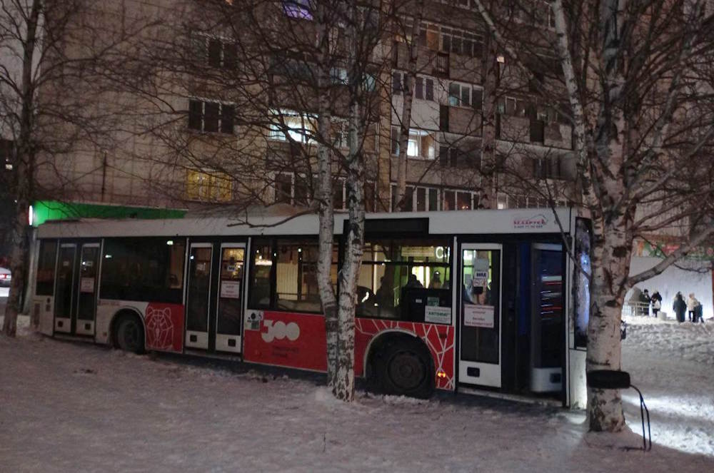 Автобус врезался в угол жилого дома в Перми  В Перми накануне произошло ДТП с рейсовым автобусом. В дневное время водитель потерял управление и врезался в угол жилого дома на улице Мильчакова. По предварительной информации, пострадавших в результате инцидента нет.  Прокуратура взяла под контроль процесс установления обстоятельств и причин происшествия с пассажирским автобусом. Если будут найдены нарушения, то им будет дана правовая оценка.       >