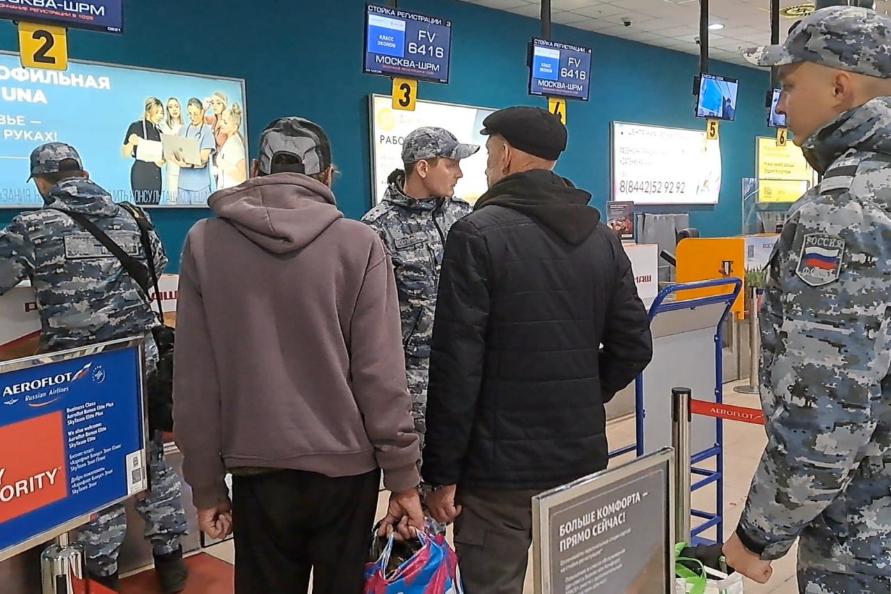 Скрывавшегося в Волгограде беглеца из Беларуси выдворили из страны Получив возможность выйти на свободу по УДО осужденный сразу же покинул республику без законных оснований По приезде в Россию регулярно менял место жительства и получал доход за счет неофициальной работы Нарушителя миграционного законодательства задержали волгоградские судебные приставы Мужчину привлекли к административной ответственности в виде штрафа и выдворения Сотрудники регионального ГУ ФССП сопроводили его до пункта пропуска через госграницу и передали правоохранительным органам Беларуси Подписаться Перейти на сайт MAX