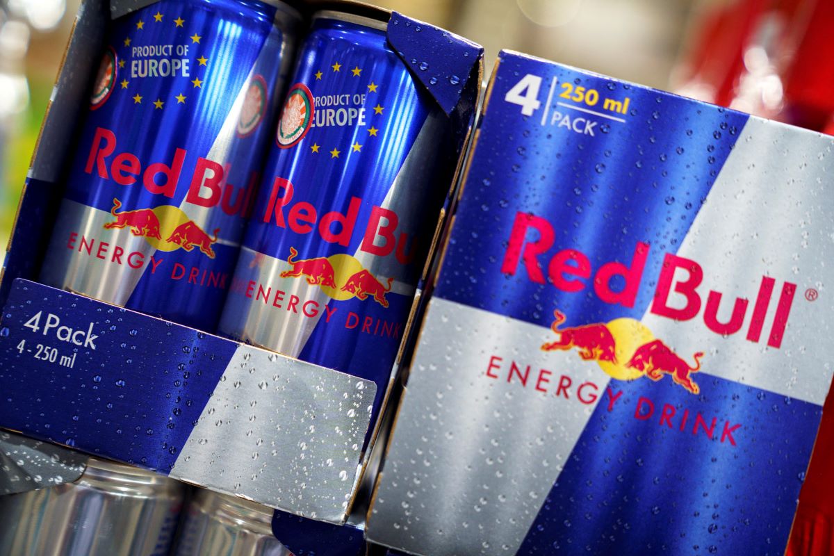 В Намангане суд взыскал более 9 млн сумов с продавца контрафактного Red Bull Австрийская Red Bull GmbH подала иск на предпринимателя продававшего энергетик под брендом компании без разрешения Суд по экономическим делам вынес решение в ее пользу Ответчику предписали уплатить 4 12 млн сумов компенсации правообладателю а также возместить госпошлину и судебные издержки Кроме того он должен будет утилизировать контрафактный товар   www spot uz ru 2025 10 07 redbull Telegram Instagram YouTube