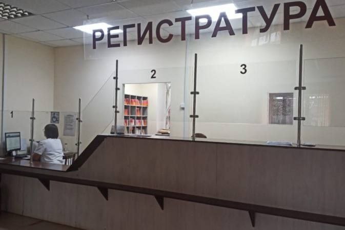 Пенсионерка из Артёма перевела мошенникам 370 тысяч после звонка из поликлиники 74 летней женщине позвонили и предложили записаться на приём Она доверилась регулярно ходит в эту поликлинику и подумала что звонят знакомые врачи Для записи попросили код из смс она назвала Сразу после этого подключился сотрудник правоохранительных органов бабушку убедили что её уже обманули и велели срочно спасать деньги на безопасном счёте Она перевела почти 370 тысяч Поняла что её развели только когда деньги ушли Обратилась в полицию Мошенники снова отработали классическую двухходовку Будьте бдительны и предупредите пожилых родственников коды из смс не называют никому безопасных счетов не существует Подпишись на ПРИМОРЬЕ LIVE