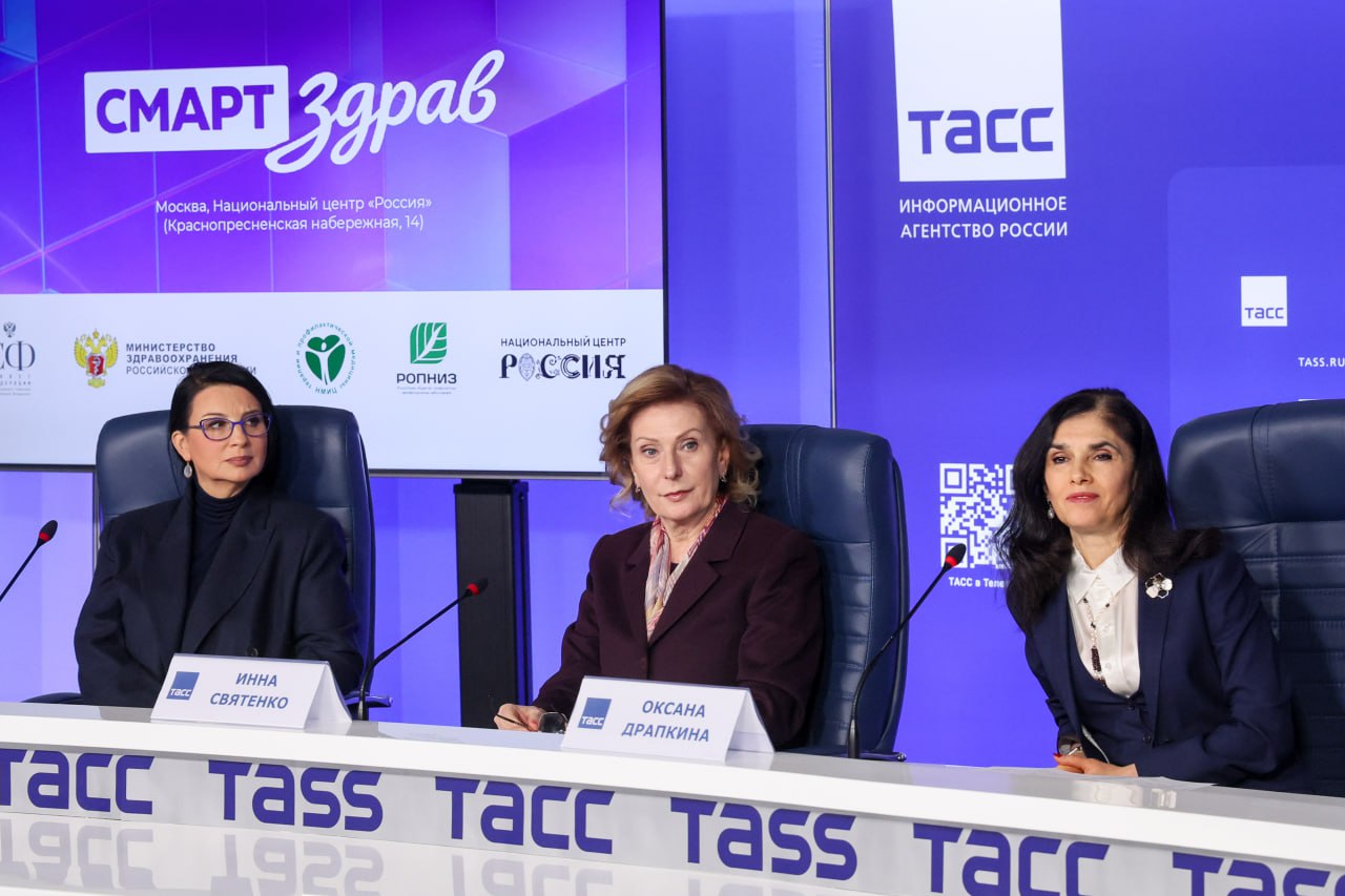 Инна Святенко Цель конгресса СМАРТздрав объединить сферы здравоохранения науки культуры и искусства в интересах укрепления здоровья граждан Конгресс СМАРТздрав станет междисциплинарной экспертной площадкой объединяющей представителей здравоохранения науки культуры образования бизнеса урбанистики и социальной сферы Об этом сообщила заместитель Председателя Совета Федерации на пресс конференции посвященной предстоящему конгрессу который пройдет 3 февраля в Национальном центре Россия Организаторами мероприятия выступают Совет Федерации Министерство здравоохранения Российской Федерации Национальный медицинский исследовательский центр терапии и профилактической медицины Минздрава России Национальный центр Россия Российское общество профилактики неинфекционных заболеваний Ключевым событием конгресса станет пленарная сессия Искусство быть здоровым посвящённая пониманию здоровья как единства физического социального и культурного благополучия Искусство и культура традиционно рассматриваются как сферы эстетики и культурного развития однако современные исследования все чаще подтверждают их глубокое влияние на здоровье человека По словам Инны Святенко важнейшей задачей тематических сессий конгресса является просвещение специалистов Цель конгресса СМАРТздрав объединить сферы здравоохранения науки культуры и искусства в интересах укрепления здоровья граждан Ожидаем на конгрессе представителей регионов России Примут участие сенаторы По итогам лучшие практики будут объединены в рекомендации и направлены в субъекты РФ для использования в работе профильных департаментов составлении программ и проектов стратегий развития особо отметила заместитель Председателя СФ Сегодня профилактика представляет собой сложный синтез культуры и повседневных привычек Наша задача объединить врачей учёных деятелей культуры и урбанистов в целях создания здоровой среды добавила директор ФГБУ НМИЦ терапии и профилактической медицины Минздрава России главный внештатный специалист по терапии и общей врачебной практике Минздрава России академик РАН Оксана Драпкина В пресс конференции также приняла участие заслуженная артистка России телеведущая Екатерина Стриженова Она отметила что артисты становятся лидерами общественного мнения и своим поведением образом жизни формируют отношение граждан к своему здоровью Совет Федерации в Max Все фото Парламентский фотоархив