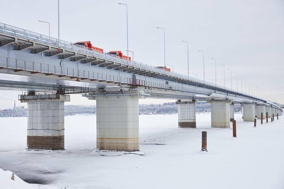 Чусовской мост сдадут в 2026 году  Работы на объекте возобновятся с началом нового дорожного сезона, рассказали «КП-Пермь» в пермском Минтрансе. Сейчас обновляют проект реконструкции.   Напомним, движение по новому мосту запустили в декабре 2022 года, а  начало реконструкции старого моста сильно отстало от графика. Из-за этого и потребовалось обновить проект.   Также идет передача Пермской концессионной компании земельного участка для размещения техники и рабочей зоны — это позволит приступить к ключевым строительным работам на объекте, — сообщили в ведомстве.     Подпишись на «КП-Пермь»