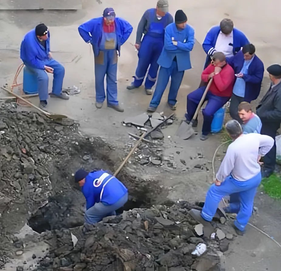 В Архангельске водоканал РВК совершил титанический подвиг сменил старый очевидно слишком толстый тысячник на новенький но значительно похудевший 630 миллиметровый водовод Зачем Затем что так надёжнее Главный инженер Дмитрий Черкашин с лучезарной улыбкой сообщил В процессе переключения и настройки нового оборудования возможны кратковременные колебания давления Также может временно ухудшиться цветность и прозрачность воды возможно появление песчаных вкраплений Это нормальный процесс при запуске новых магистралей и ситуация быстро нормализуется Мы ведем постоянный мониторинг давления в сетях и оперативно реагируем на все обращения Каждое сообщение от жителей отрабатывается адресно специалисты выезжают на место проводят промывку сетей проверяют оборудование и выполняют необходимые работы Верим