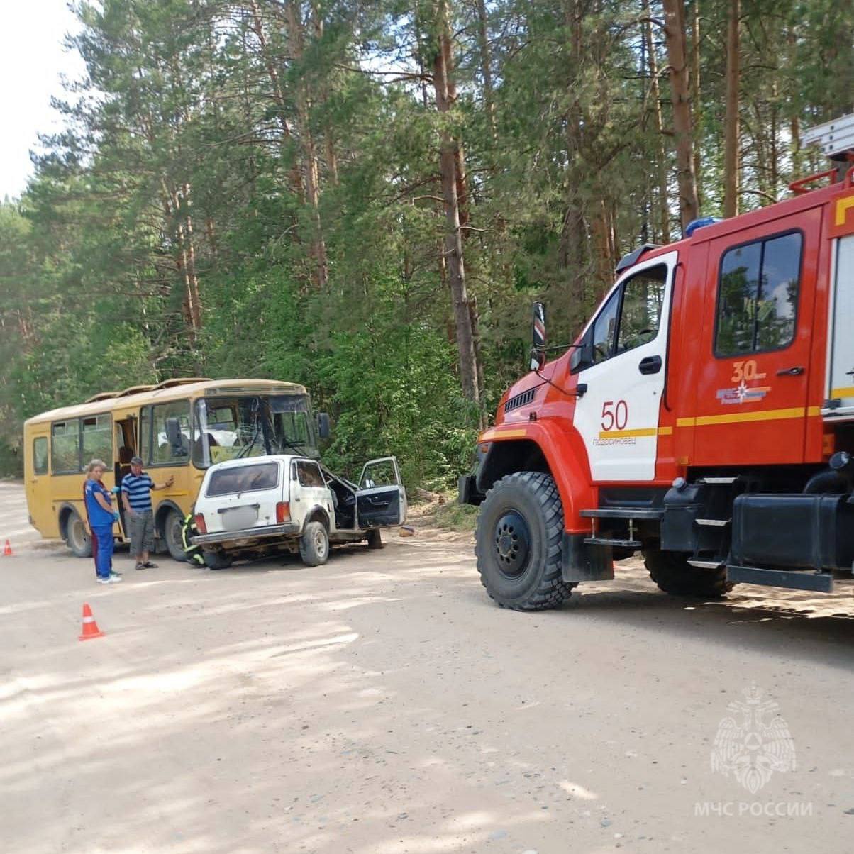 В Подосиновском районе произошло ДТП с автобусом и Нивой  Днём на 29-м км автодороги Подосиновец-Пинюг столкнулись легковой автомобиль «Нива» и автобус ПАЗ. К сожалению, водитель внедорожника погиб, пассажиров в салоне не было.   Прибывшие на место сотрудники МЧС России деблокировали тело мужчины. В автобусе пострадавших нет.