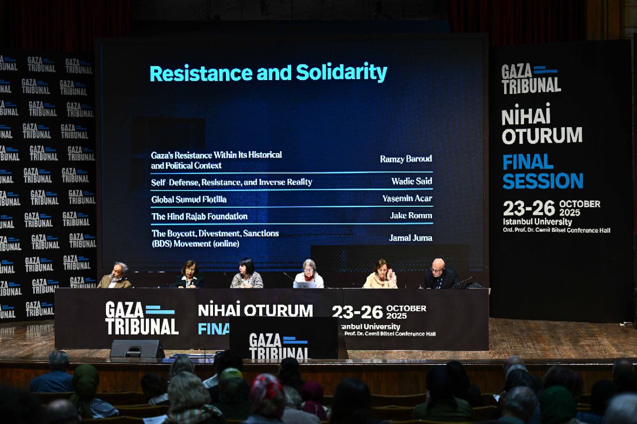 Трибунал по Газе объявил итоги обсуждений военных преступлений Израиля в отношении палестинского народа Члены независимой международной инициативы Трибунал по Газе созданной для расследования военных преступлений Израиля в секторе Газа собрались на итоговое заседание в Стамбуле под председательством бывшего спецдокладчика ООН Ричарда Фолка После рассмотрения свидетельств очевидцев и материалов предыдущих сессий в Лондоне и Сараево Трибунал по Газе огласил окончательный вердикт в котором Израиль признан ответственным за геноцид палестинского народа а западные страны прежде всего США названы его соучастниками   Продолжение статьи читайте на нашем сайте   www yenisafak com ru news 35164 Подписаться на канал Yeni Şafak на русском