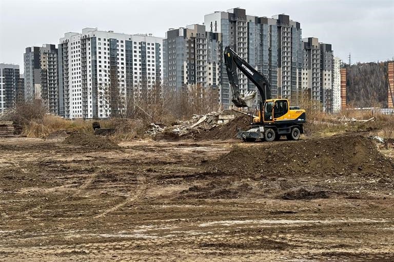 На Тихих зорях сделают разворотную площадку для автобусов  Сейчас там работают экскаваторы и другая строительная техника. Специалисты подготавливают участок под отсыпку и разравнивают землю, рассказали в мэрии.   Работы по проекту завершат в ноябре.