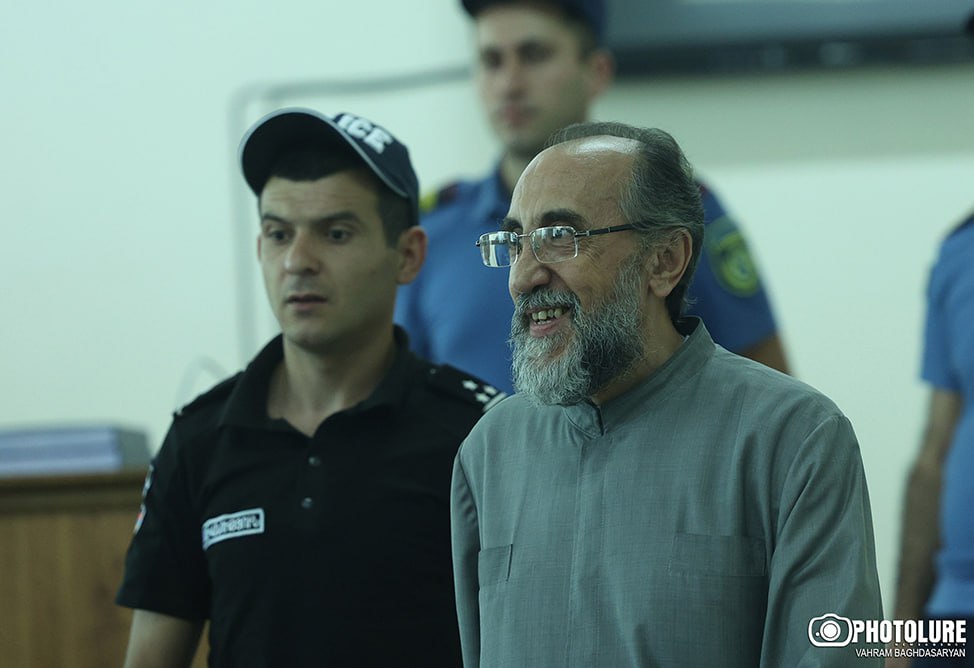 Суд отклонил ходатайство об освобождении предстоятеля Ширакской епархии ААЦ, архиепископа Микаэла Аджапахяна  Срок его нахождения под арестом продлен на 10 дней, сообщает Национальный фронт.  «Все хорошо», - сказал священнослужитель журналистам после оглашения решения суда.  При этом он отметил, что ожидал этого.  «Правосудия в Армении нет… Это неправосудие…», - сказал архиепископ.