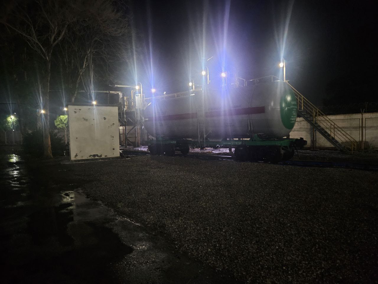 В результате утечки аммиака на заводе в городе Коканд в Узбекистане пострадали семь человек. Об этом сообщили в пресс-службе МЧС страны. По данным ведомства, небольшой разлив аммиака был зафиксирован при перегрузке вещества из железнодорожной цистерны в специальную емкость. «В больницу обратились семь граждан. Они прошли медицинское обследование и были отпущены домой, поскольку их состояние было стабильным», — отметили в Telegram-канале ведомства. Уточняется, что последствия разлива аммиака устранены.