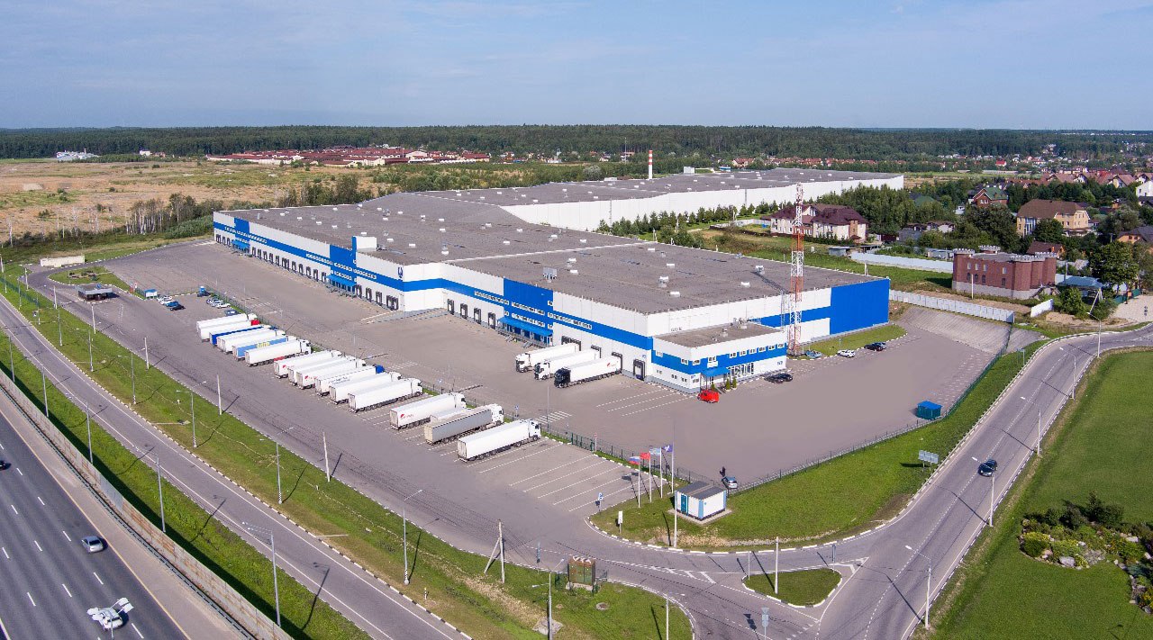 cre news Активы Raven Russia выставили на продажу за 90 миллиардов Портфель включает 1 9 млн кв м складской недвижимости класса А То есть стартовая цена составляет менее 50 тыс рублей за кв м что ниже себестоимости строительства в настоящий момент примерно в 1 5 раза Рыночная стоимость портфеля может оцениваться в сумму около 120 160 млрд рублей исходя из оценочной доходности 16 20 млрд рублей в год Покупателям стоит учитывать что у потенциальной сделки могут быть риски оспаривания ее прежним собственником в международных судах Подробнее   cre ru news 100405