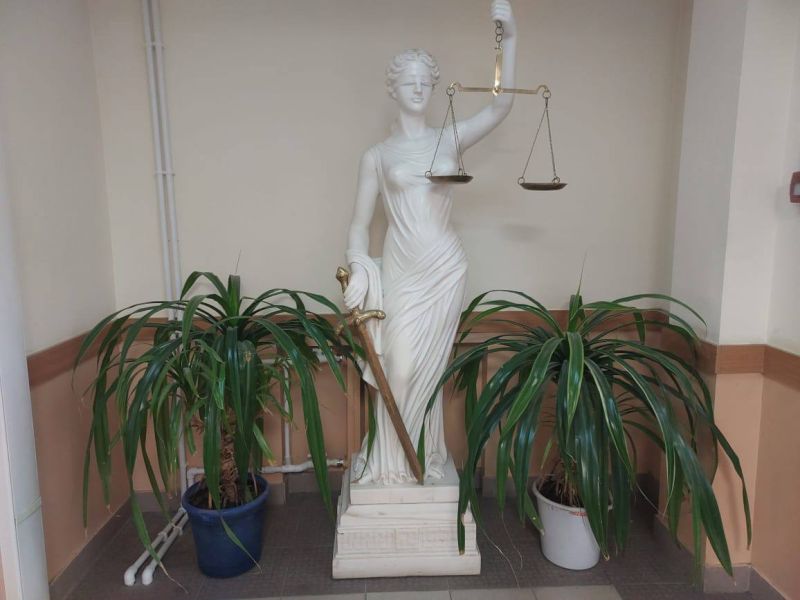 Экс-главврач районной больницы на Камчатке попался на коррупции Бывший главный врач Мильковской районной больницы на Камчатке пойдёт под суд за коррупционное преступление – мужчина намеревался получить 49 млн рублей от предпринимателя за содействие при проведении аукциона на поставку медоборудования. Также за медиком числится ещё ряд коррупционных схем, сообщили РАИ «КАМЧАТКА-ИНФОРМ» в краевой прокуратуре. По версии следствия, обвиняемый в ноябре 2023 года получил часть взятки в сумме 250 тыс. рублей из 49 млн, обещанных от руководителей коммерческой организации из Хабаровска, за незаконные действия при проведении аукциона на поставку аппаратов ультразвукового исследования для медицинских учреждений региона, а также дальнейшее покровительство деятельности юридического лица. «За действия по ангажированию интересов камчатской предпринимательницы он же в период с июня 2022 года по апрель 2024 года получил от неё деньги и стройматериалы для ремонта квартиры в общей сумме более 500 тыс. рублей. В феврале 2023 года и марте 2024 года фигурант превысил свои должностные полномочия, понудив подчиненную передать ему часть причитающейся ей премии в размере 45 тыс. рублей. Уголовное дело направлено для рассмотрения в Петропавловск-Камчатский городской суд», - сообщает ведомство. Уточняется, что преступления выявлены при содействии органов УФСБ России по Камчатскому краю. КАМЧАТКА-ИНФОРМ — новости Камчатки в Telegram Фоторепортажи и эксклюзивные материалы на kamchatinfo.com НАПИСАТЬ НАМ