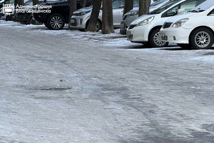 В течение 2026 и 2027 годов в Благовещенске планируют отремонтировать более 80 междворовых проездов Средства на эту работу выделили из областного бюджета Сколько бы мы ни ремонтировали основные улицы города человек который выезжает из дома по ямам и выбоинам уже вряд ли оценит новый асфальт на магистралях Эта тема как верно отметил губернатор Василий Орлов во время прямого эфира действительно является больной и для нас и для горожан Теперь же по инициативе главы области в следующем году нам выделят порядка 250 миллионов рублей именно на ремонт проездов Примерно такой же объем средств предусмотрен и на 2027 год Это позволит нам серьезно продвинуться в решении проблемы подчеркнул мэр Благовещенска Власти Благовещенска основательно подготовились к реализации программы сообщили в мэрии При формировании списка проводился комплексный анализ В результате в первоочередной список включили междворовые проезды в разных районах города это центр микрорайон Моховая Падь Аэропорт и другие