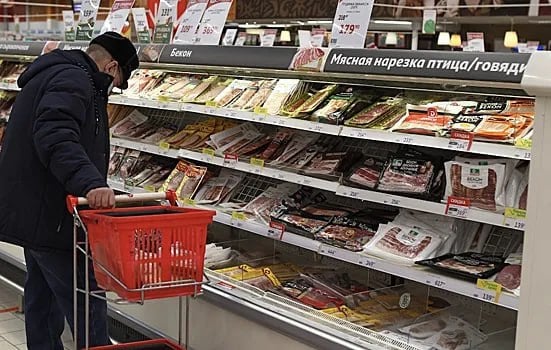 Депутаты займутся законом о раздаче продуктов с истекающим сроком годности Законопроект о фудшеринге предполагается внести на рассмотрение в Госдуму в весеннюю сессию следующего года. Об этом рассказал председатель думского комитета по молодежной политике Артем Метелев, передает ТАСС.  По его словам, сам документ уже готов, но по нему еще проводятся политические консультации и оцениваются возможные риски, продолжается работа с партнерами и регионами.  Под фудшерингом подразумевают раздачу нуждающимся продуктов с истекающим сроком годности, но еще безопасных к употреблению. Законопроект, который анонсировал депутат, предполагает освобождение предпринимателей, участвующих в программе, от НДС, но воспользоваться предложением смогут только компании из специального реестра.