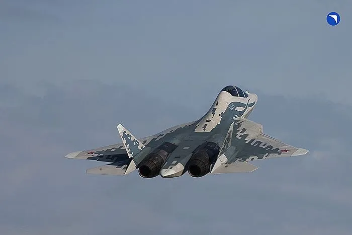 Двухместная версия самолета Су 57 может увеличить спрос на этот самолет на зарубежных рынках заявил генеральный директор Объединенной авиастроительной корпорации Вадим Бадеха Мы продолжаем работу над совершенствованием и расширением функционала нашего самого передового авиационного комплекса пятого поколения Уверен что двухместная версия самолета будет значительно способствовать его успеху на зарубежных рынках сказал Бадеха чьи слова приводит пресс служба Ростеха В госкорпорации заявили что созданный специалистами ОКБ Сухого двухместный вариант Су 57 может быть задействован не только для обучения пилотов но и для организации и управления боевыми действиями объединенной группы пилотируемой и беспилотной авиации с формированием единого информационно управляющего пространства Фото госкорпорация Ростех interfaxonline