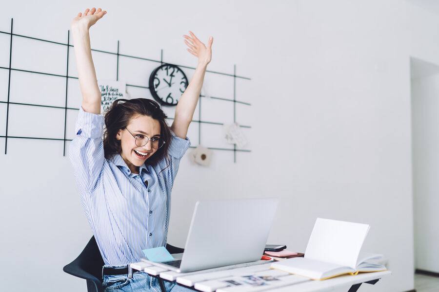 Сорванный отпуск сотрудника грозит работодателю штрафом За сорванный отпуск работодателю может грозить штраф до 50 тыс руб а работник вправе потребовать компенсации морального вреда или дополнительные дни отдыха При подобных ситуациях сотрудник может обратиться с жалобой в трудовую инспекцию прокуратуру или в суд для взыскания морального вреда и денежной компенсации bisrub