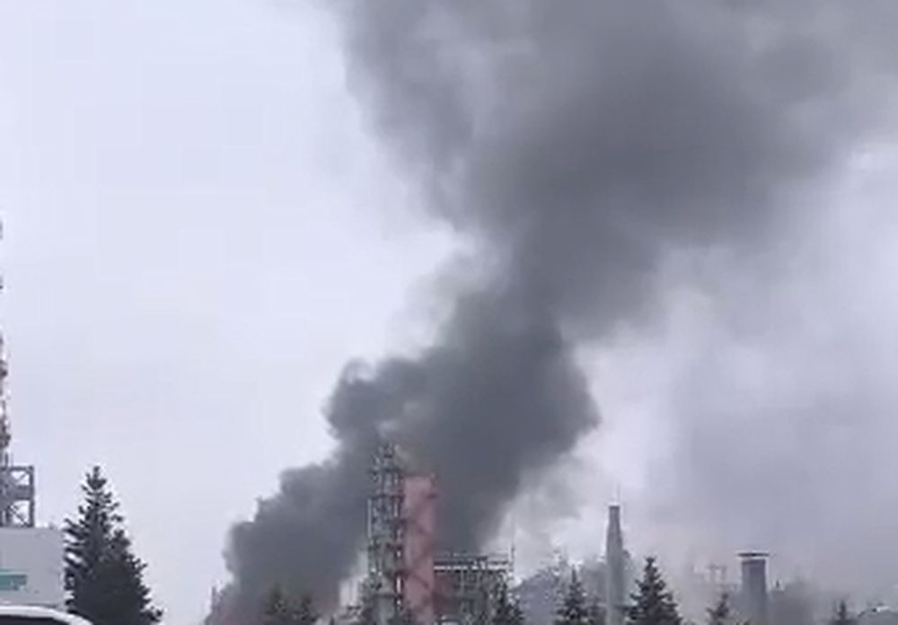 Оперативные службы тушат пожар на Нижнекамскнефтехиме Пожар на одном из производственных подразделений завода начался после разгерметизация оборудования сообщили Ъ Волга Урал в пресс службе предприятия По предварительной информации пострадавших нет Предприятие продолжает работу в штатном режиме Происшествие не повлияло на производственные процессы смежных производств организованы ремонтные работы Сообщили в пресс службе НКНХ Upd Возгорание ликвидировано в тушении принимали участие 32 единицы техники и 95 пожарных Фото НТР 24 kommersantkazan